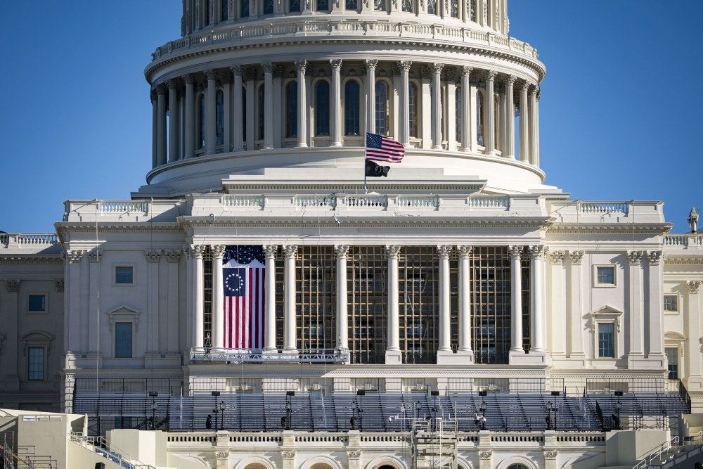 den amerikanske kongres med flaget på halv