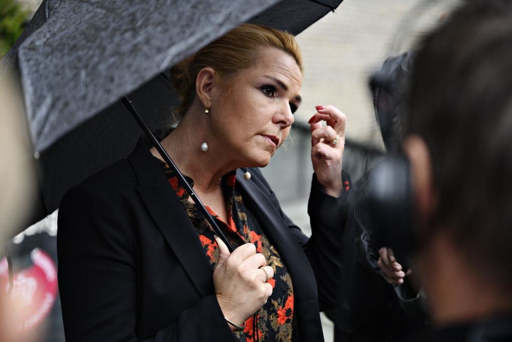 Inger Støjberg under en paraply