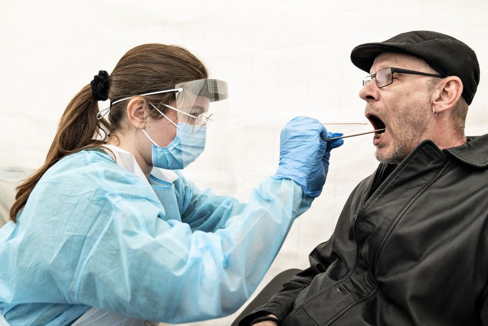 Læge tager mundskrab fra mand