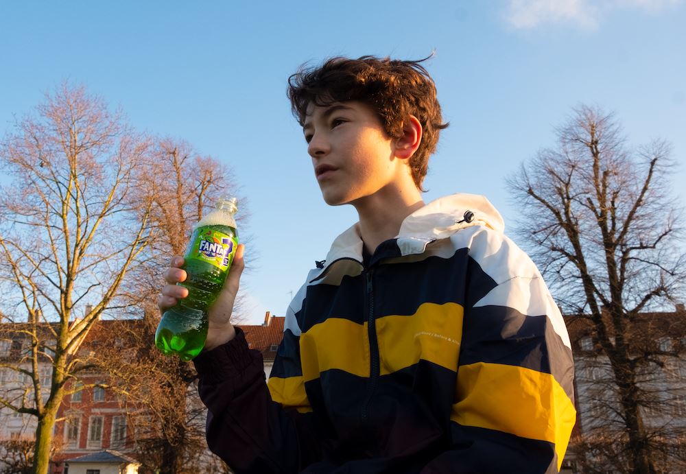 En dreng med en Fantaflaske