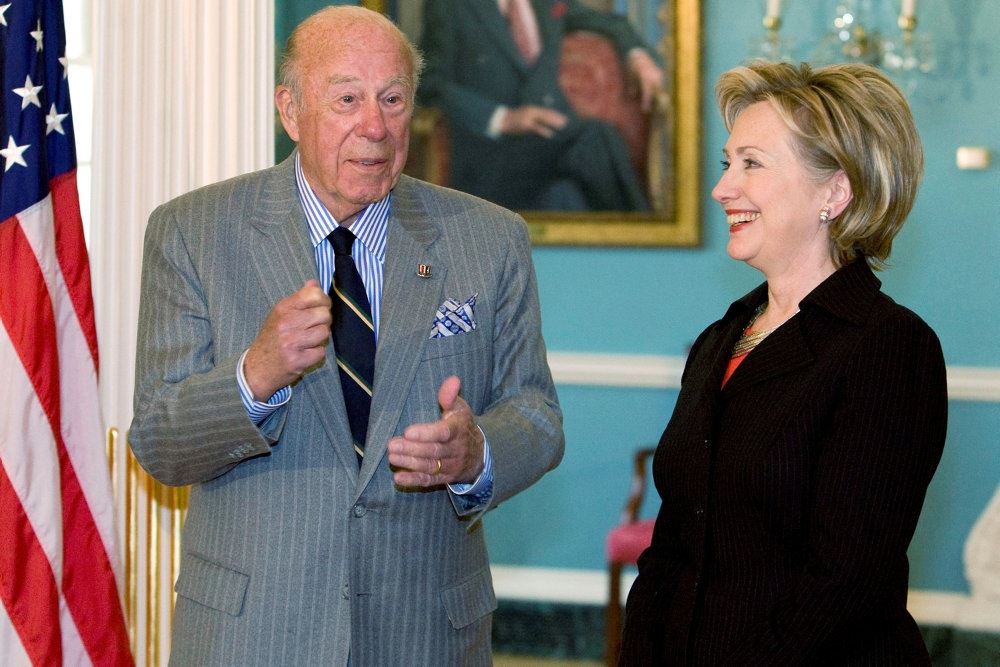 George Shultz og Hillary Clinton
