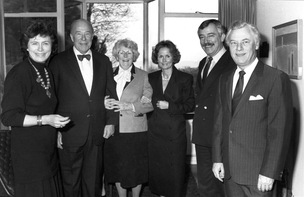 Her ses George Shiltz under et besøg i Danmark i 1987 sammen med blandt andre daværende statsminister, Poul Schlüter og daværende udenrigsminister, Uffe Ellemann-Jensen