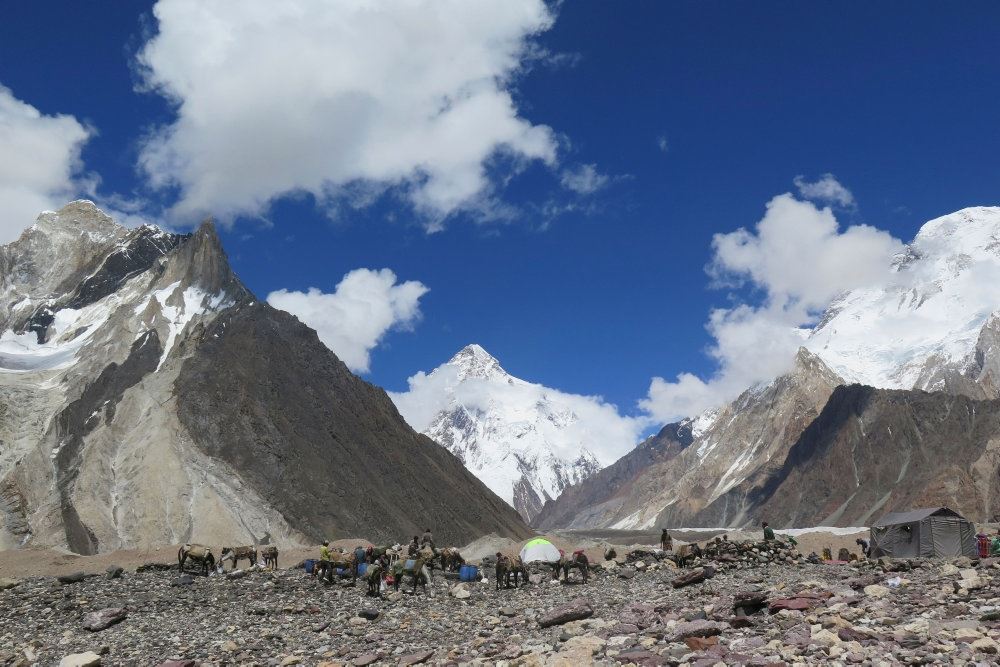 verdens næsthøjeste bjerg K2 set på afstand
