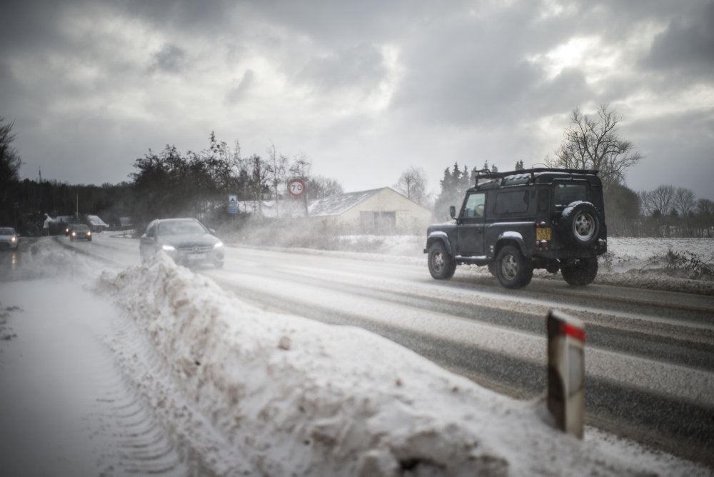billede af snefugning på en landevej