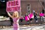 Britney-look-a-like med et Free Britney-skilt på gaden
