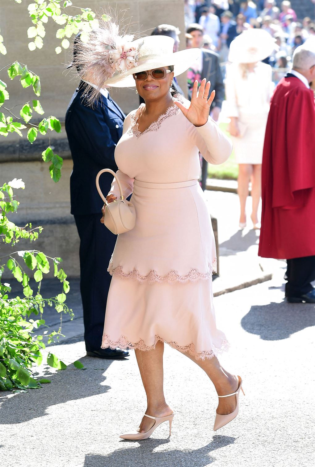 Oprah Winfrey i lyserødt fra top til tå på vej til prinsebryllup. 
