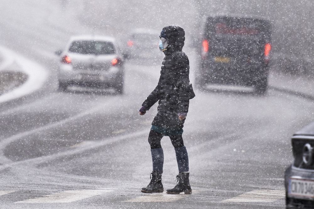 person krydser vej i snevejr
