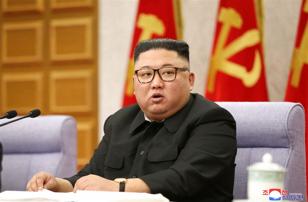 nordkoreas leder Kim Jong-Un sidder og kigger iført briller 