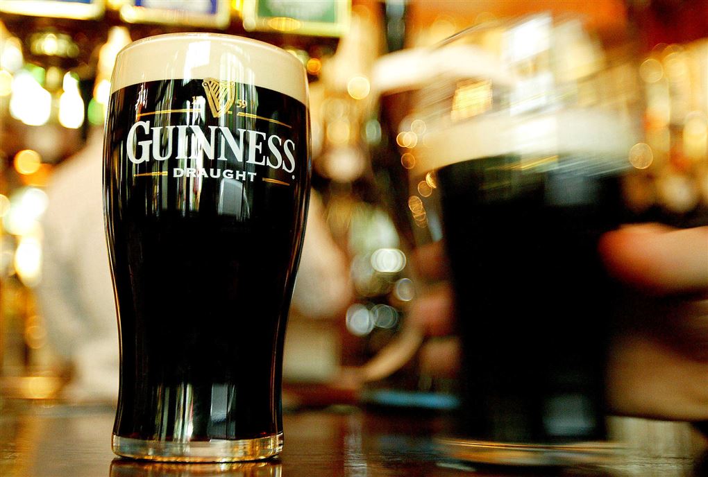 To glas skummende Guinness