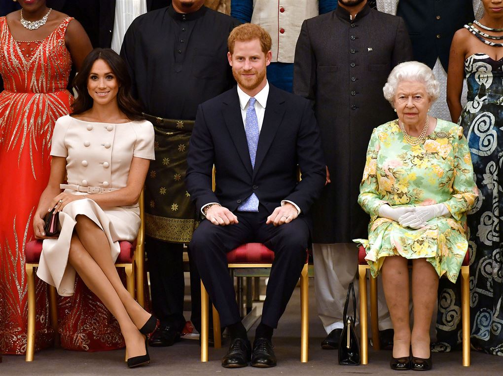 Meghan Markle og Prins Harry sidder ved siden af Dronning Elizabeth ved arrangement