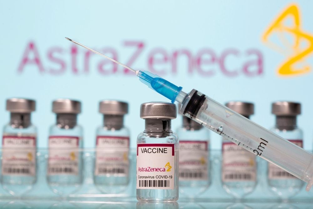 Modelbillede af vacciner fra AstraZeneca sammen med en kanyle. 