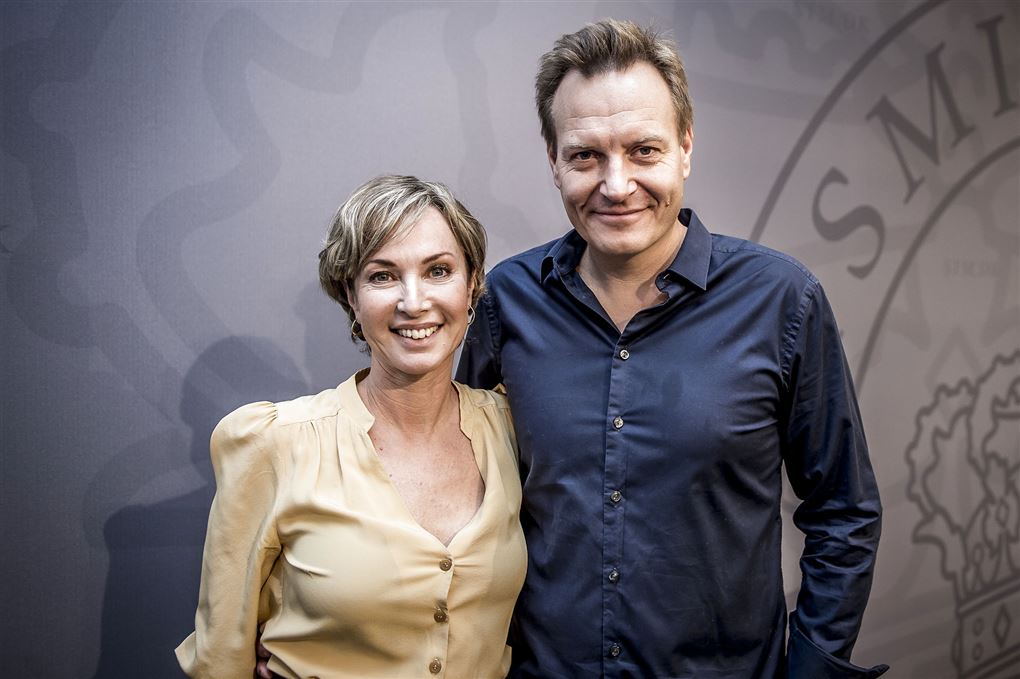 Natasja Crone står med kæresten Rasmus Tantholdt til en premiere