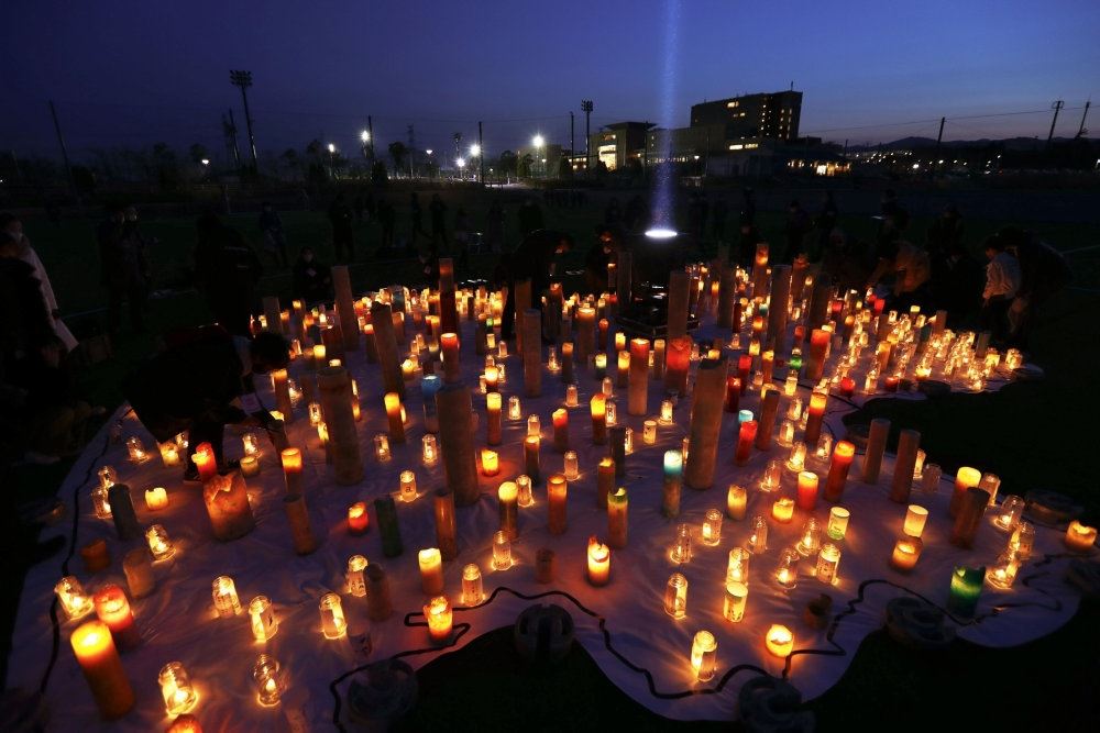 Mange lys tændt på jorden til minde om det sidste store jordskælv for ti år siden. 