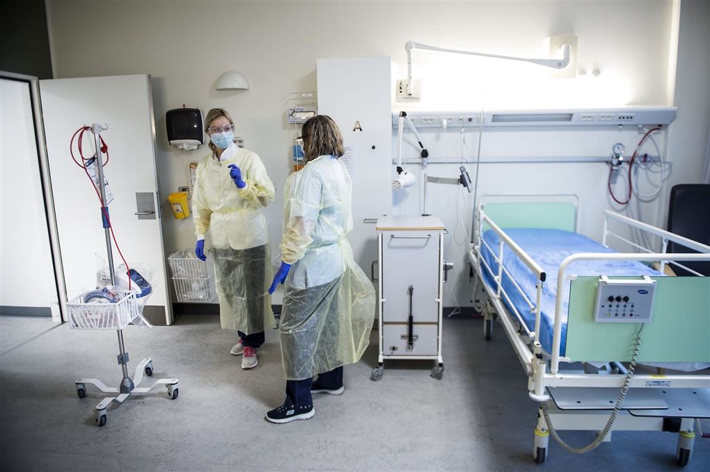 to sygeplejersker står på hospitalsstue