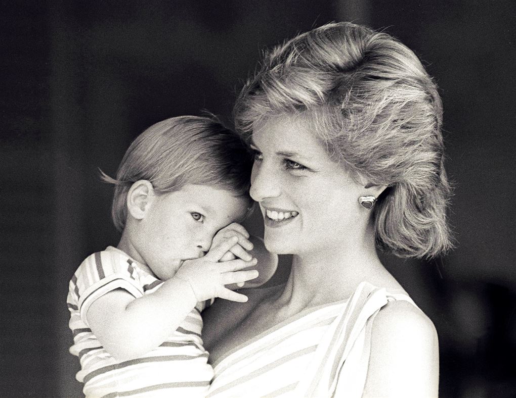 prinsesse Diana står på sønnen Harry på armen