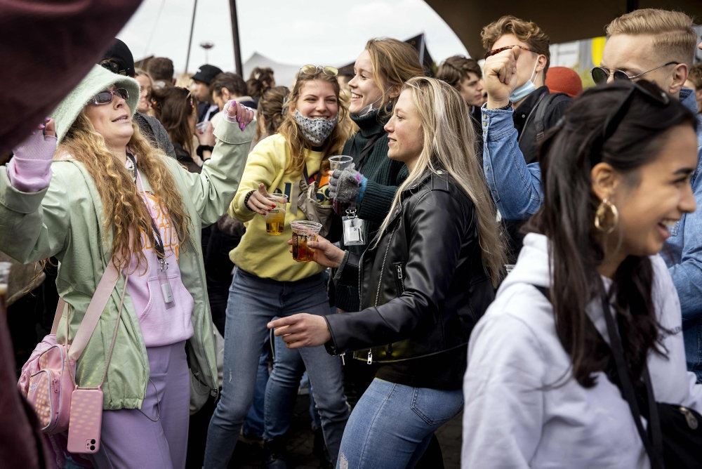 Unge mennesker nyder det til en festival