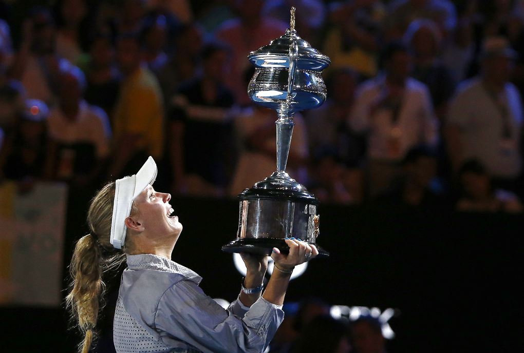 Caroline Wozniacki ses løfte pokalen ved Australian Open 2018