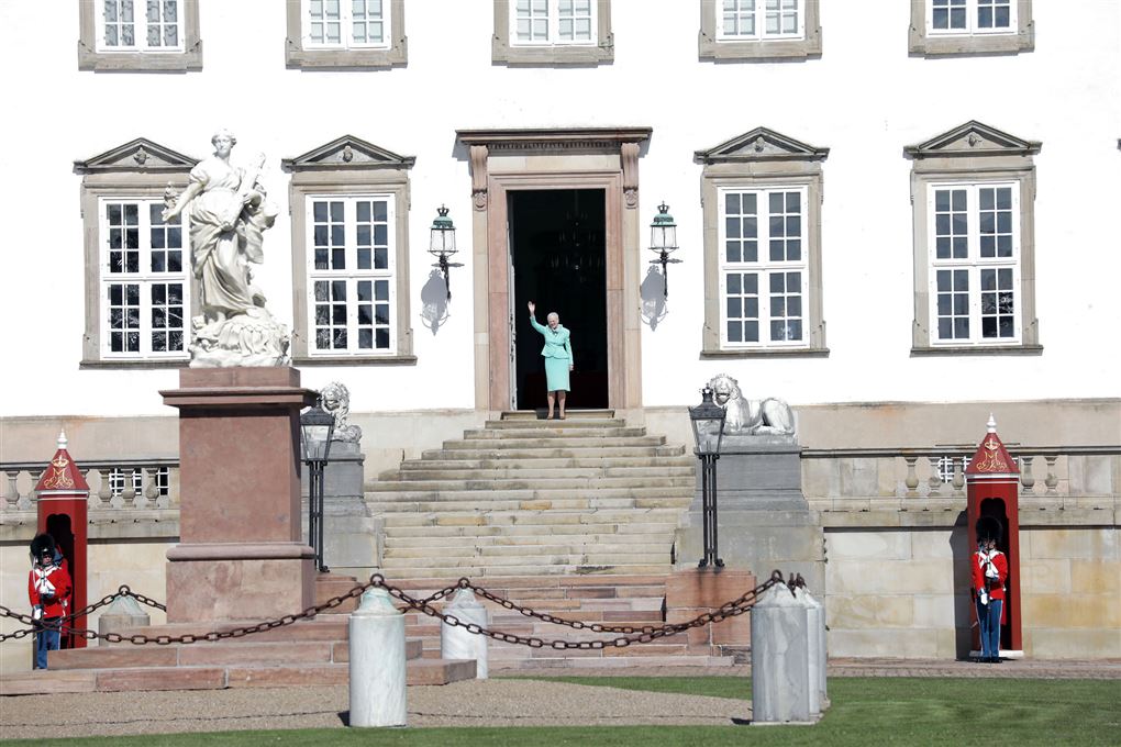 Dronning Margrethe står på trappe og vinker 