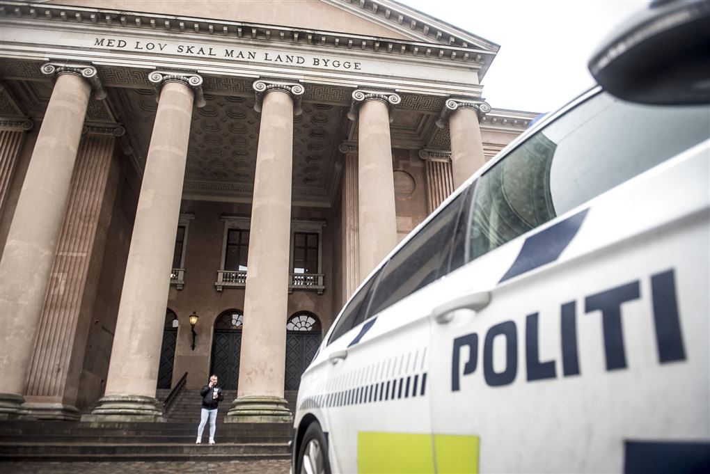 politibil holder foran byretten i københavn