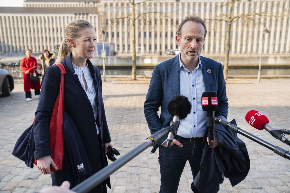 Martin Lidegaard og Sofie Carsten Nielsen taler til journalister 