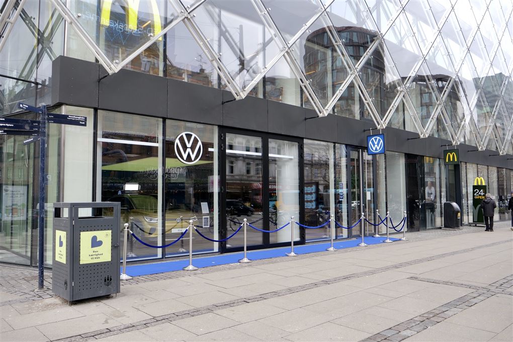 En butiksfacade med VW-logo