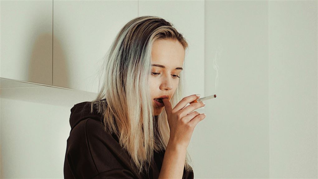 pige ryger en cigaret