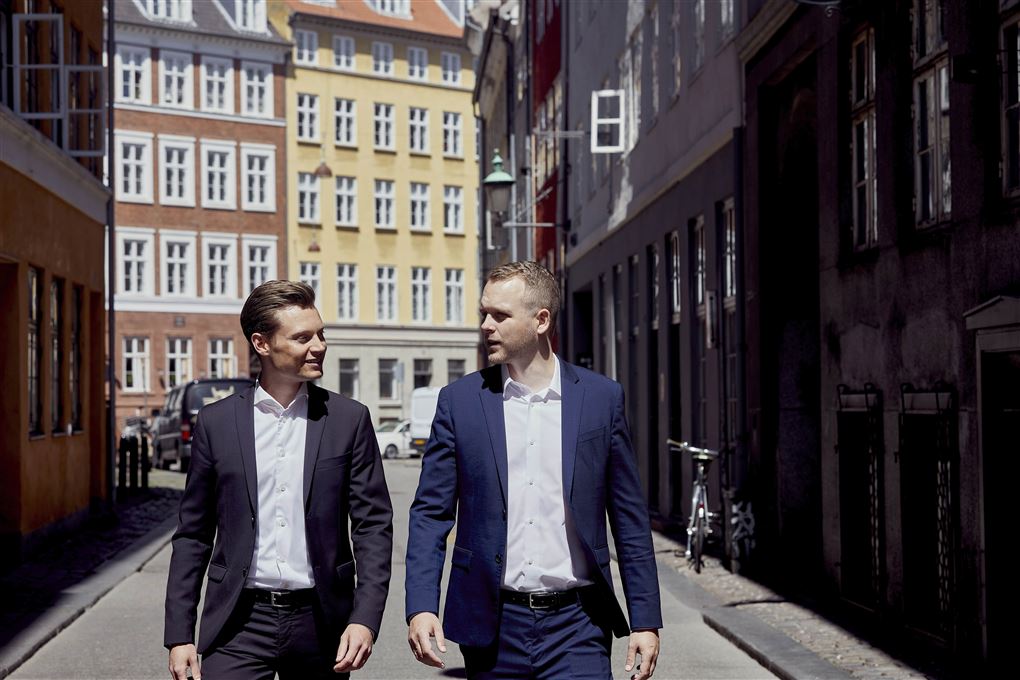 To fyre i jakkesæt på en gade i København