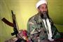 Billede af en terrorist med en AK-47 bag sig