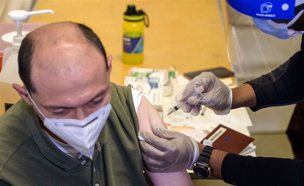 en mand bliver vaccineret