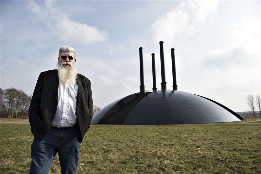 Kunstneren Ingvar Cronhammar står foran skulptur i Herning
