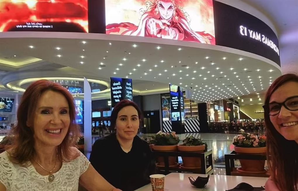 Tre kvinder ved bord med kaffe