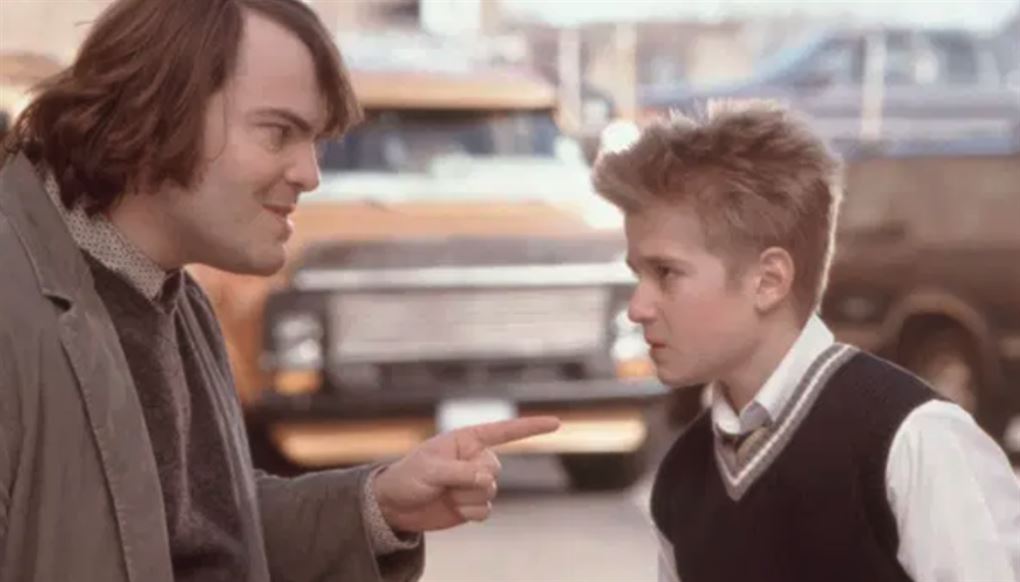 En mand peger på en dreng på en gade i USA