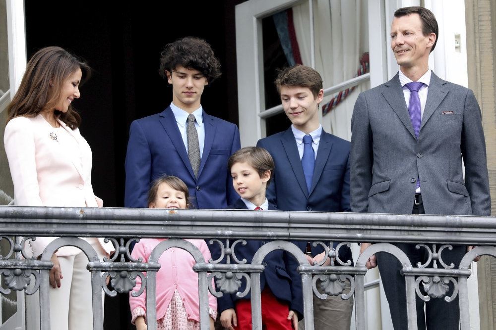 prins joachim står sammen med sin familie