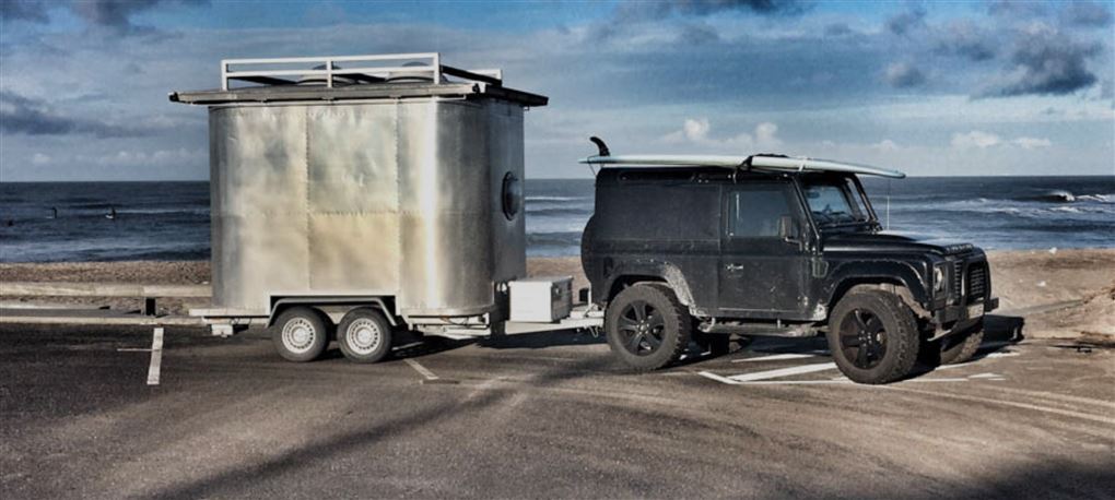 En Land Rover med en trailer bagpå