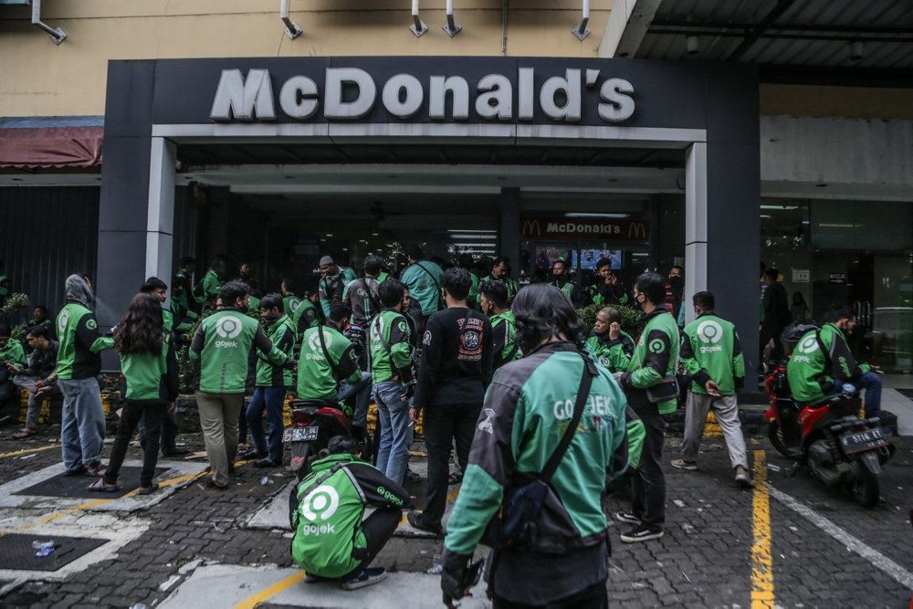 madbude i kø foran mcdonalds i Indonesien