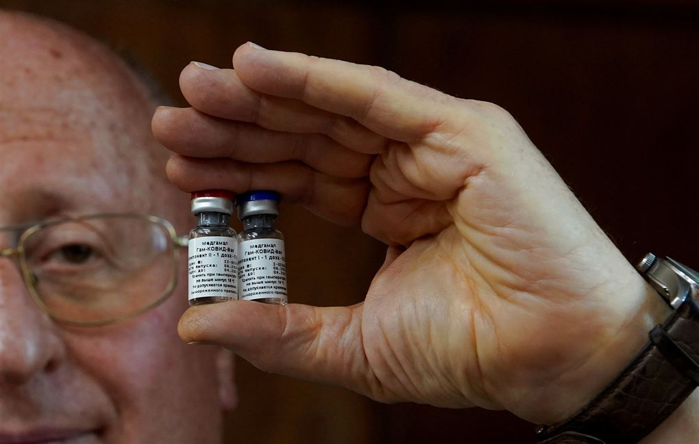 person viser to glas med sputnik-vaccine
