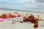To kvinder solbader på en strand