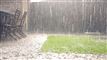 billede af voldsom regn på en terrasse