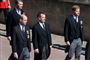 Prins William og prins Harry i sorte jakkesæt går på gaden i forbindelse med begravelsen af prins Philip i april.