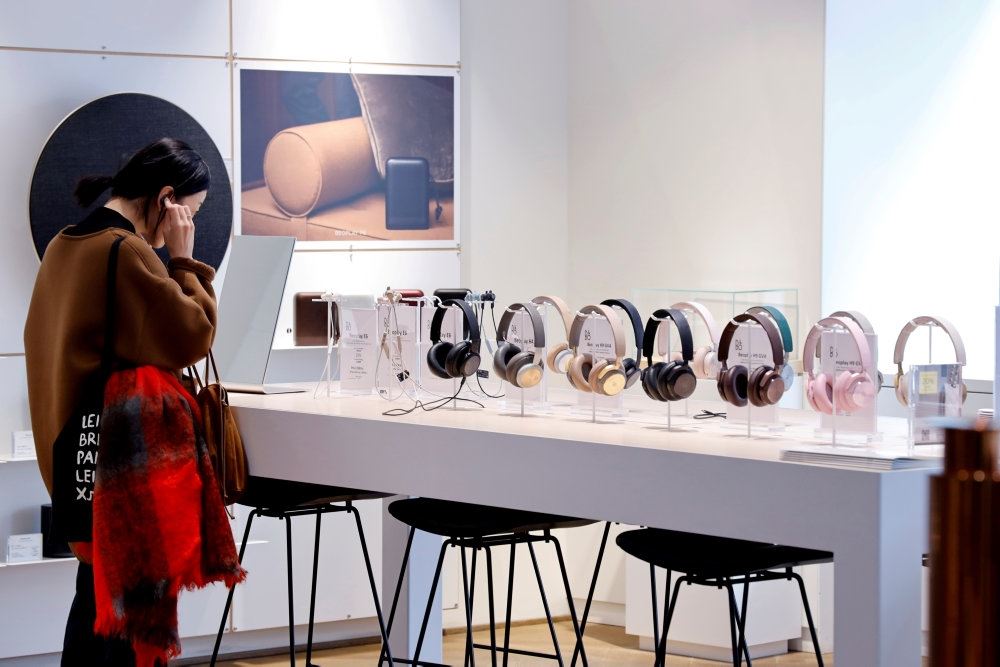 en masse høretelefoner i en butik