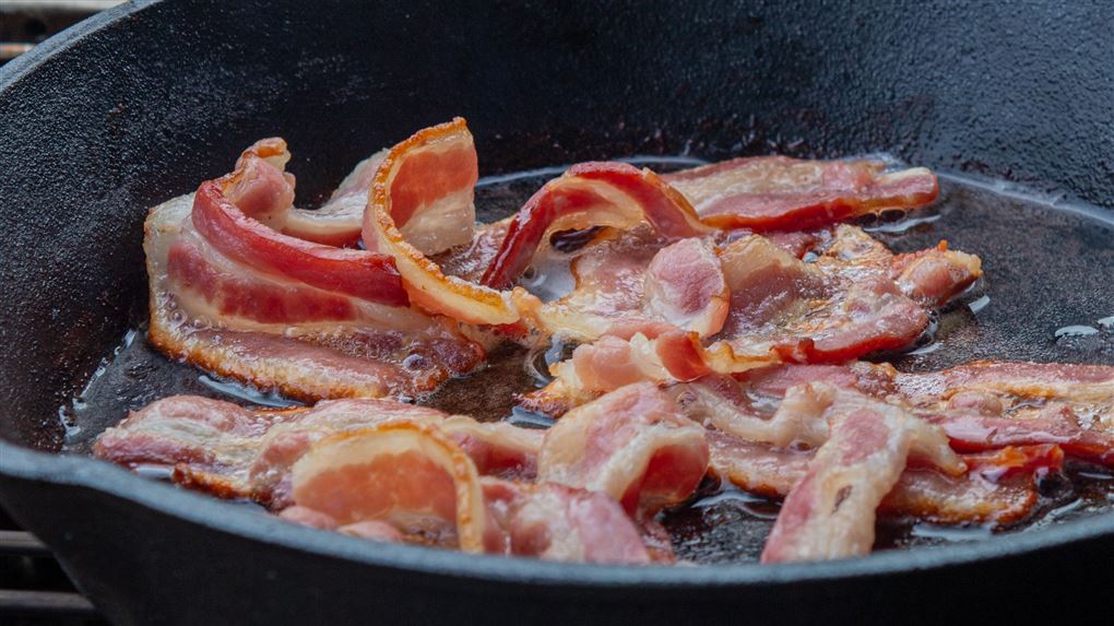 bacon steges på en pande
