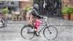 cyklist i voldsom regn