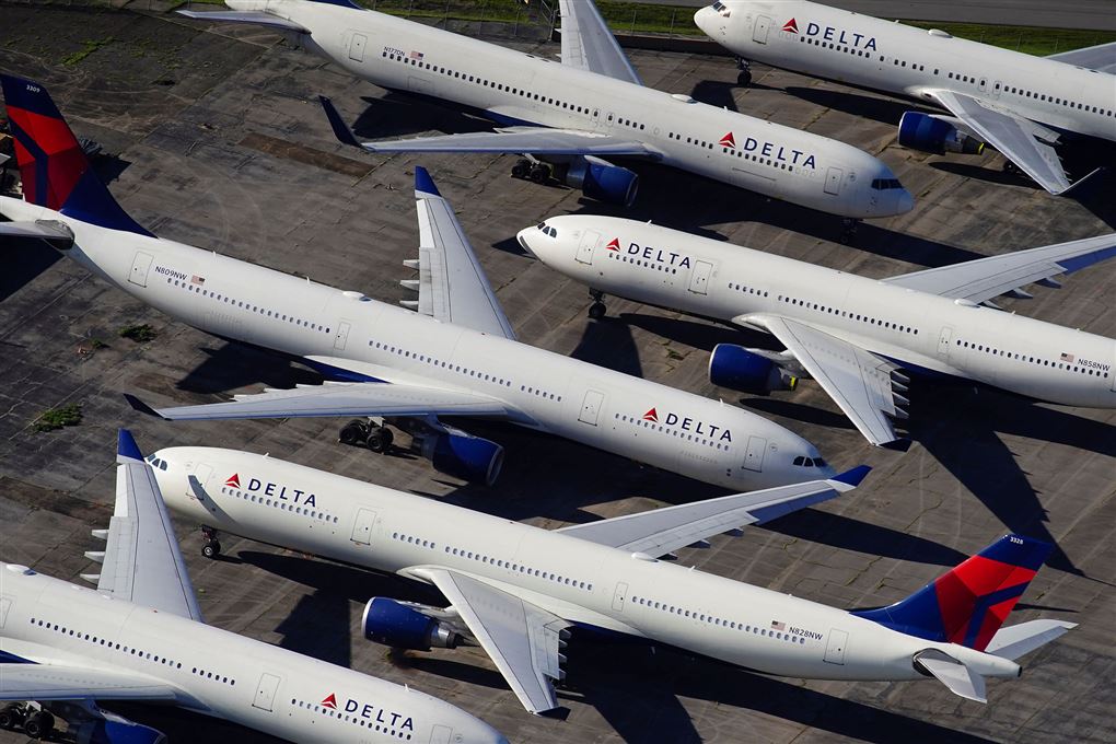 En masse fly parkeret i en lufthavn