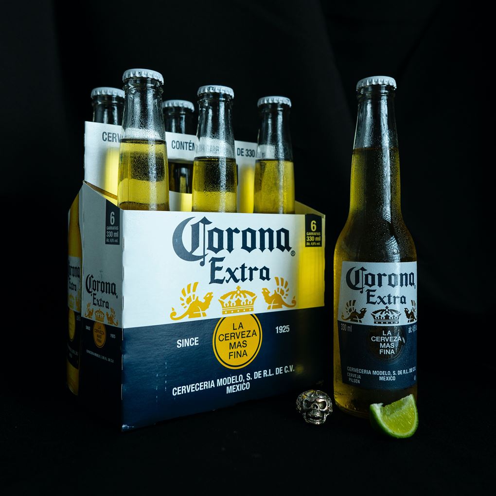 En sixpack med Corona-øl