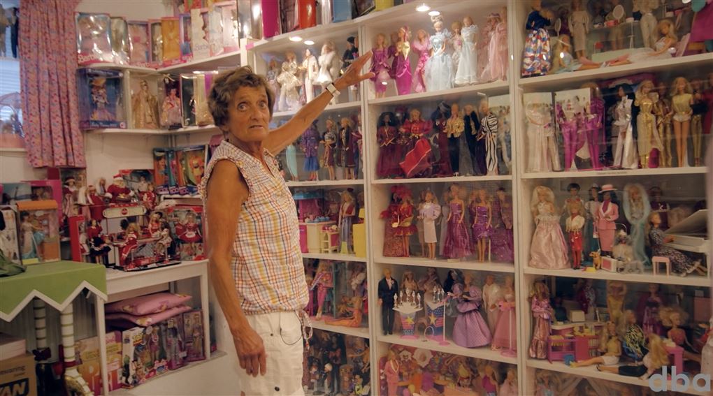 Lene Pedersen foran de store reoler fyldt med Barbie samlingen.
