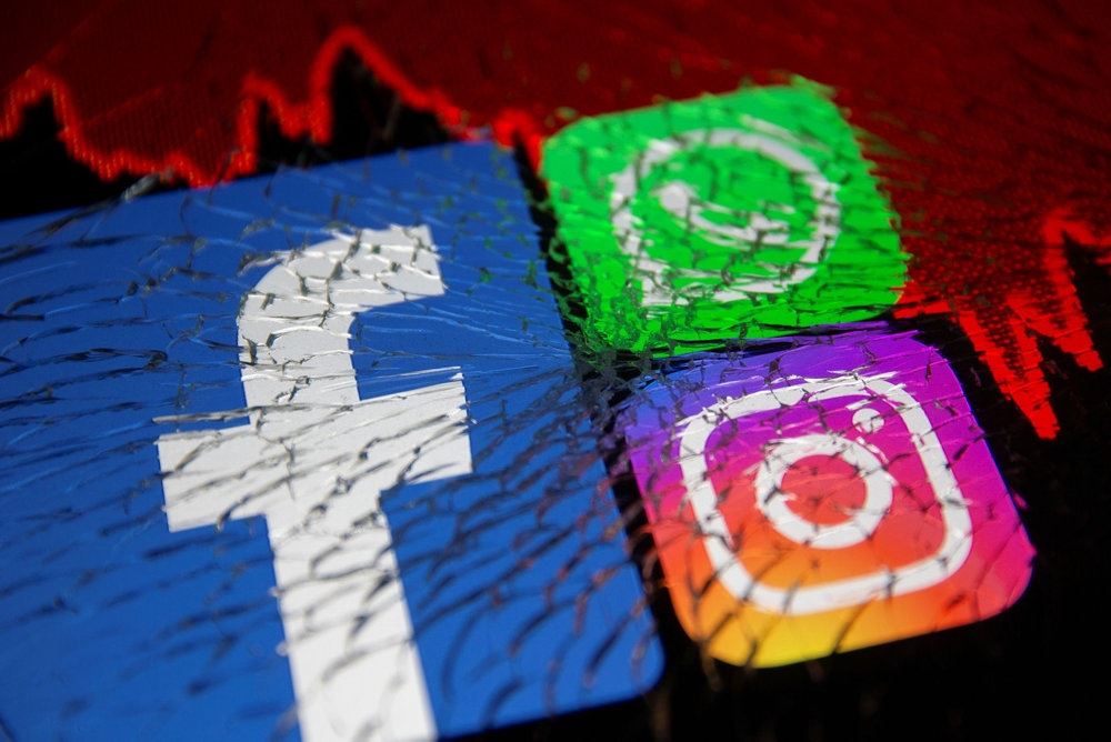 Ikonerne for facebook og instagram og whatsapp på en smadret skærm