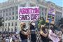 Demonstranter med Fri abort-skilte