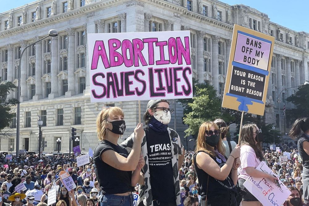 Demonstranter med Fri abort-skilte