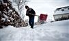 en mand rydder fortov for sne
