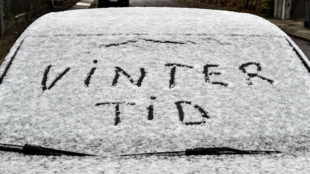 bilrude med vintertid skrevet i sne